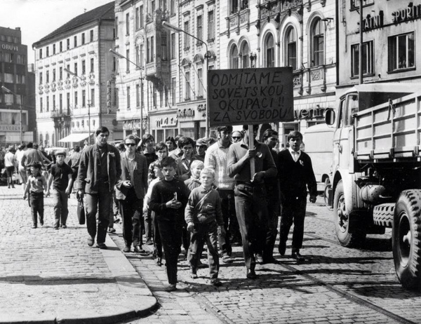Demonstrace olomoucké mládeže proti okupaci ČSSR armádami Varšavské smlouvy 21. srpna 1968 dopoledne na náměstí Míru (nyní Horním náměstí) v Olomouci. Státní okresní archiv v Olomouci.